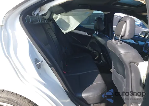 2013 Mercedes-Benz C 250 Sport z USA, uszkodzony, nr VIN WDDGF4HB8DA806104